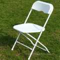 Chaises pliantes en plastique blanc pour le mariage